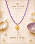 Amour Pearl Halskette von PEARL of Hope mit violetten Steinen, echter Perle und 18K vergoldetem Anhänger. Mit jedem Kauf werden Kinderhilfsprojekte unterstützt.